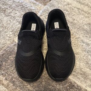 HOKA  Men's Black Athletic Sneakers HOKA can also be worn unisex 
Size 8 men